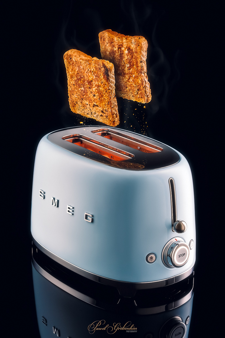 50's style SMEG toaster with flying toast Foto & Bild still life