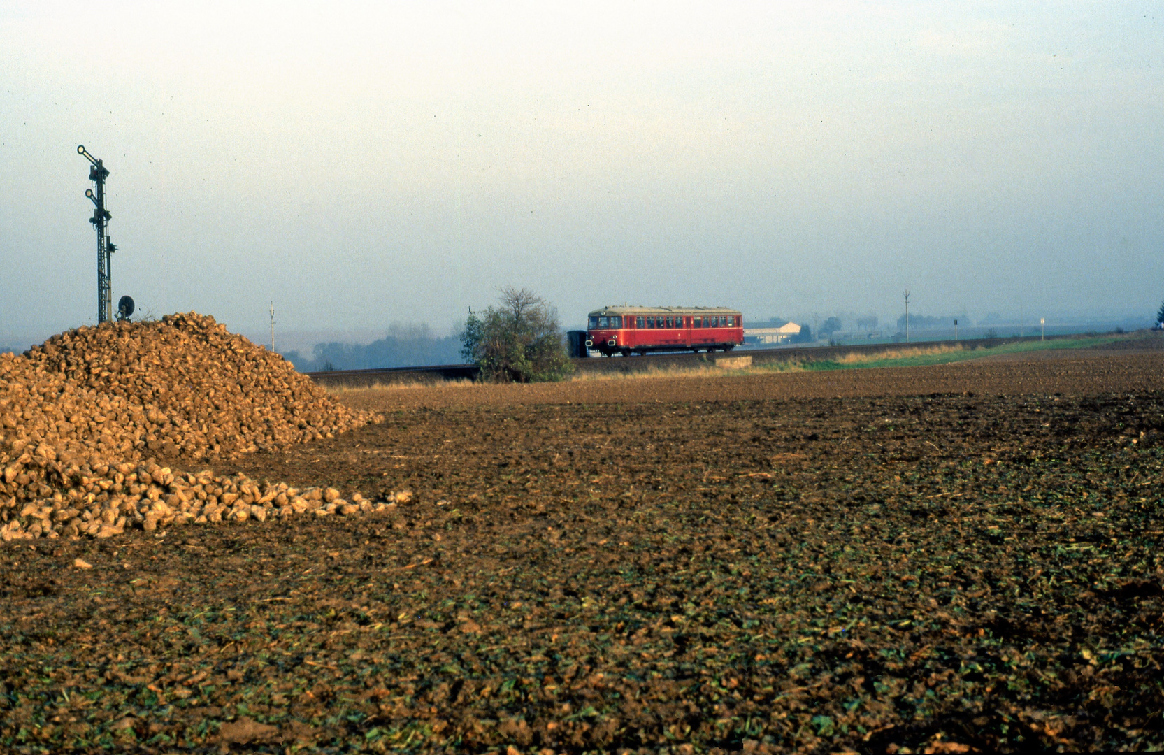 515 002 an der Einfahrt Monsheim