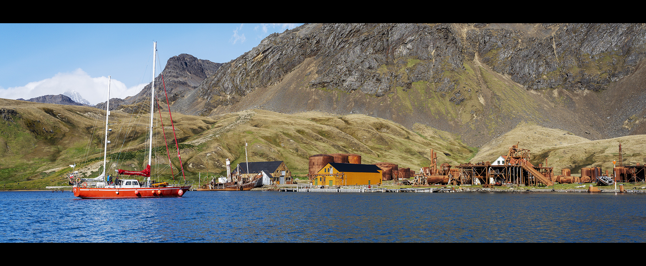 5175TZ  Segelschiff  vor der Walfangstation Grytviken Südgeorgien Panorama verkl