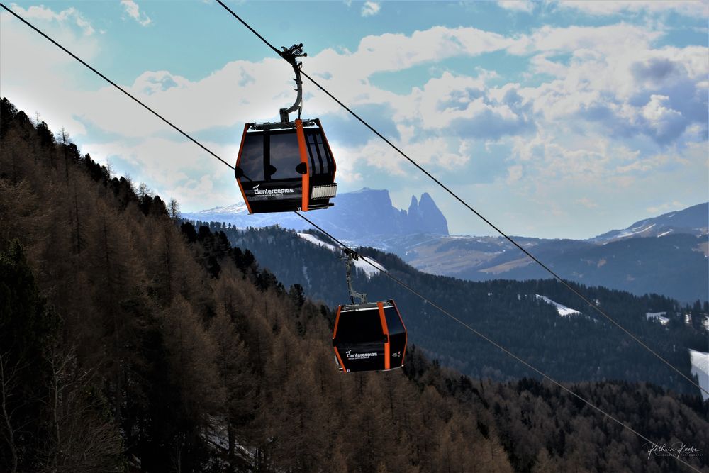 Auf der Sellaronda mit Blick zum Schlern mit Euringer und Santner Spitze von Kathrin Knabe