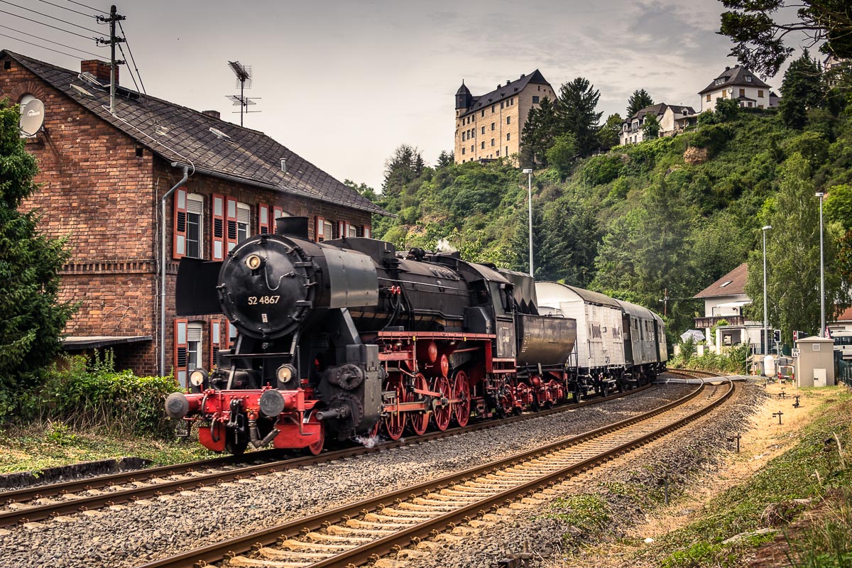 52 4867 bei der Durchfahrt durch Runkel