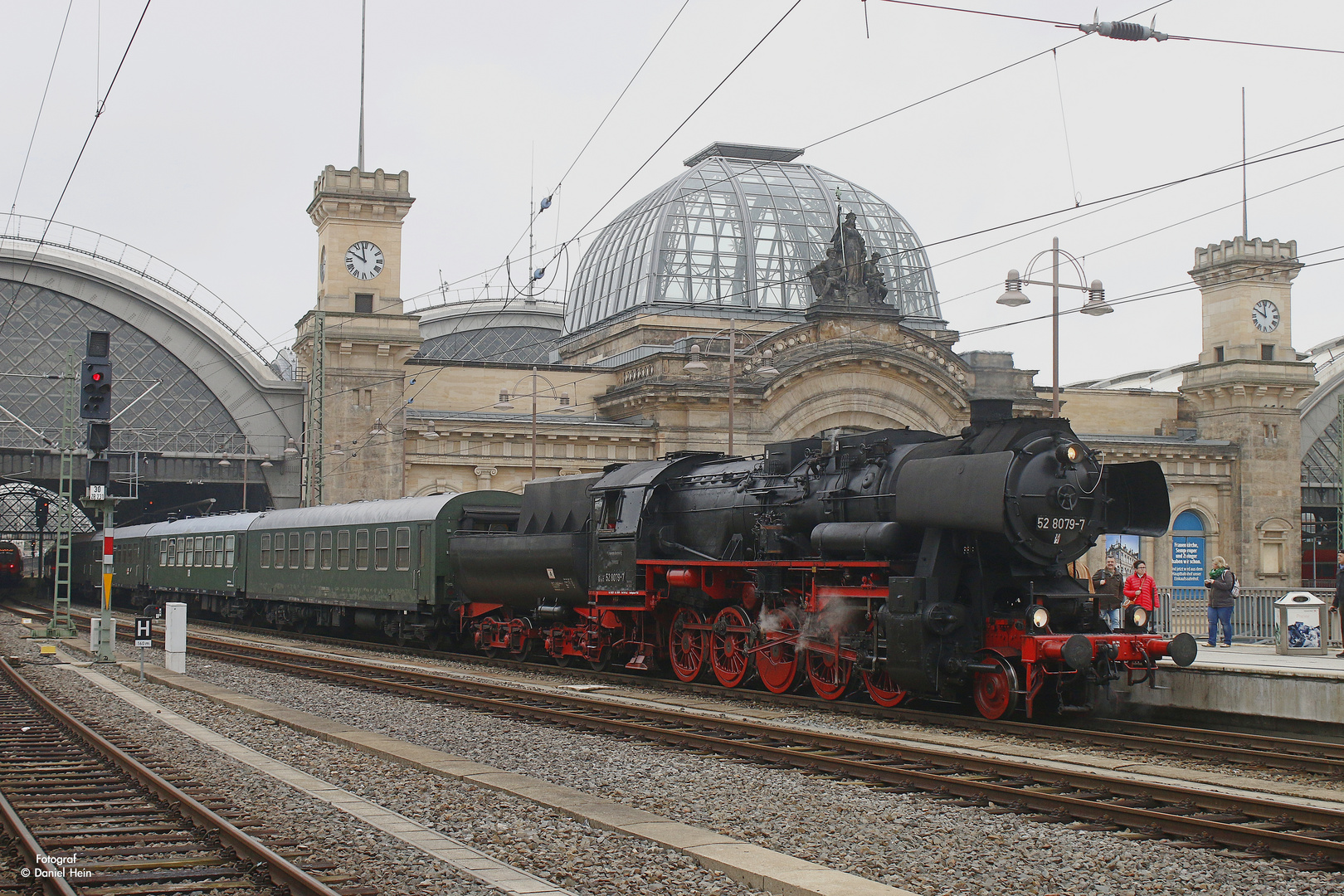 52 8079-7 mit einem Sonderzug in Dresden Hbf