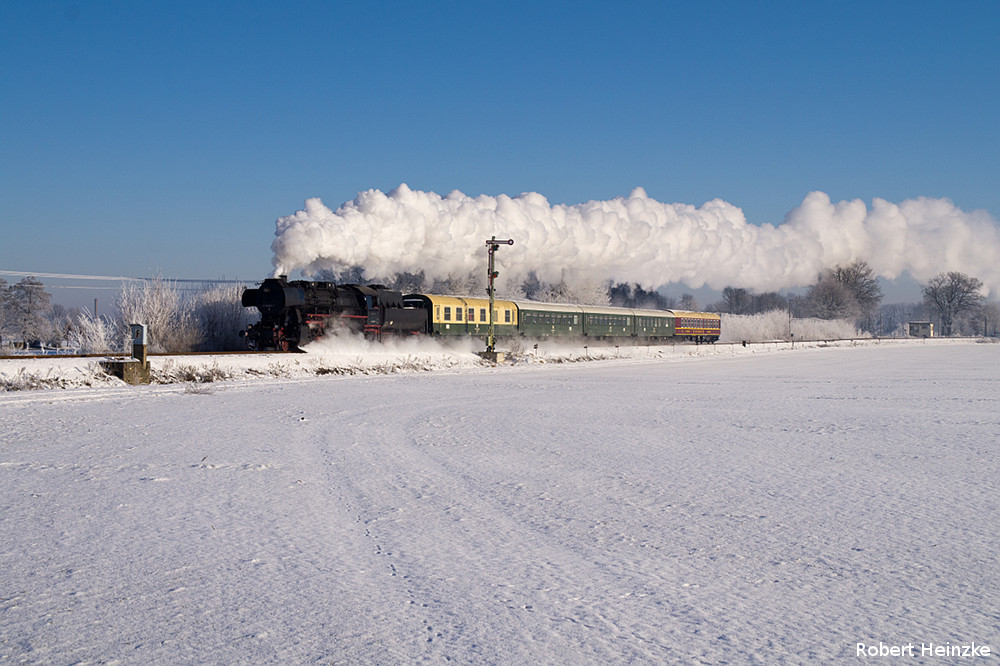 52 8080-5 mit einem Sonderzug Löbau - Görlitz - Niesky am 08.12.2012