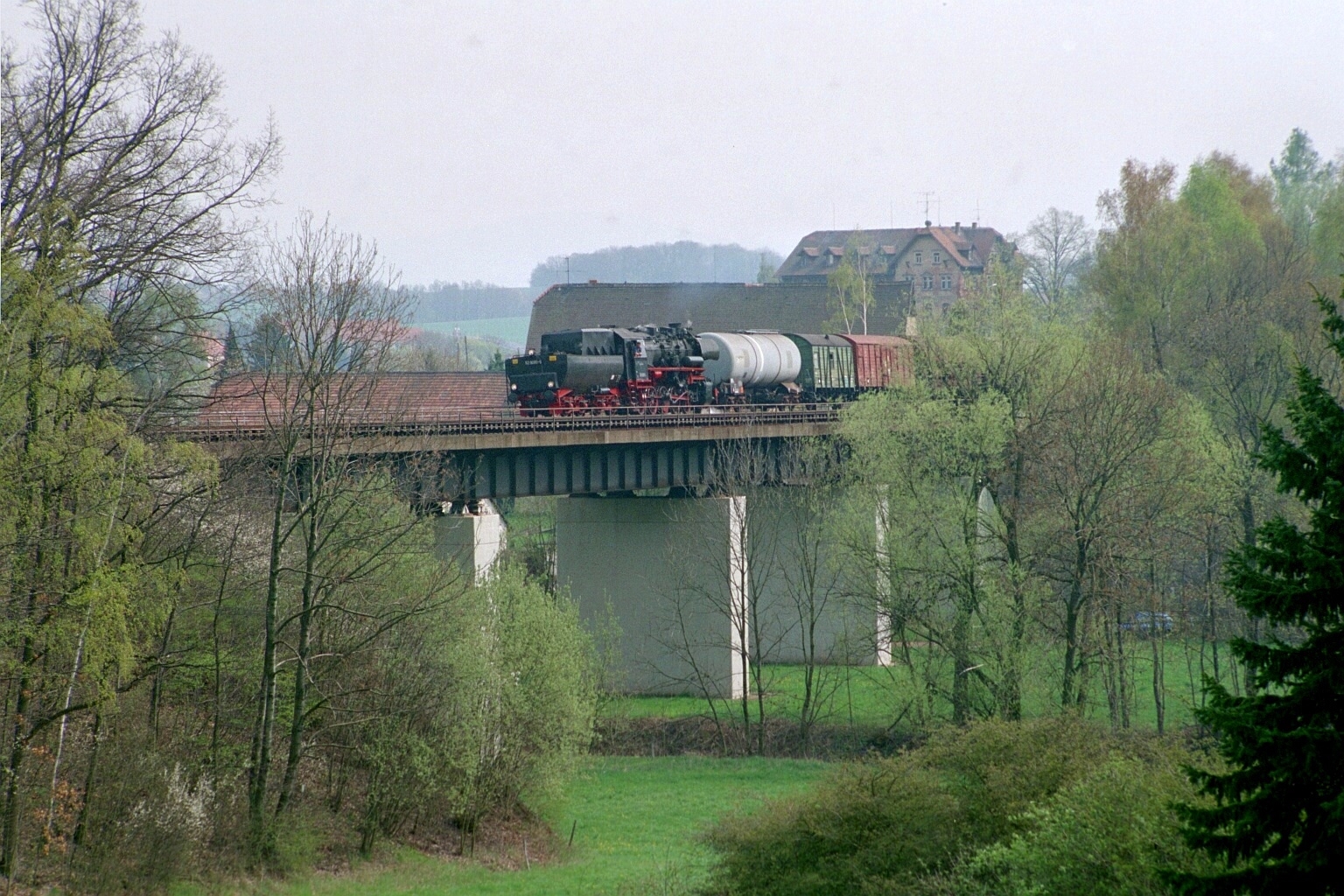 52 8080 auf der Brücke bei Mittelherwigsdorf