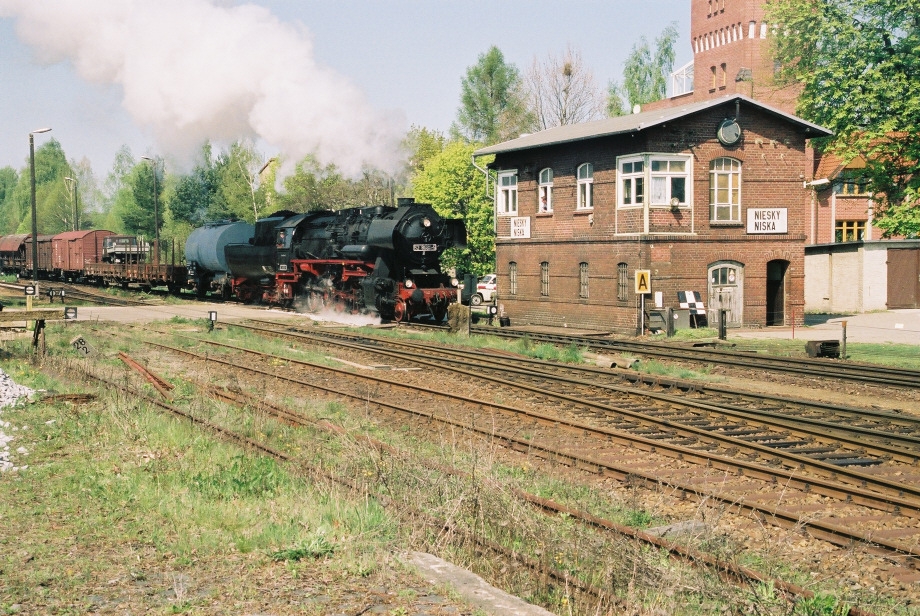 52 8080 in der Westeinfahrt von Niesky