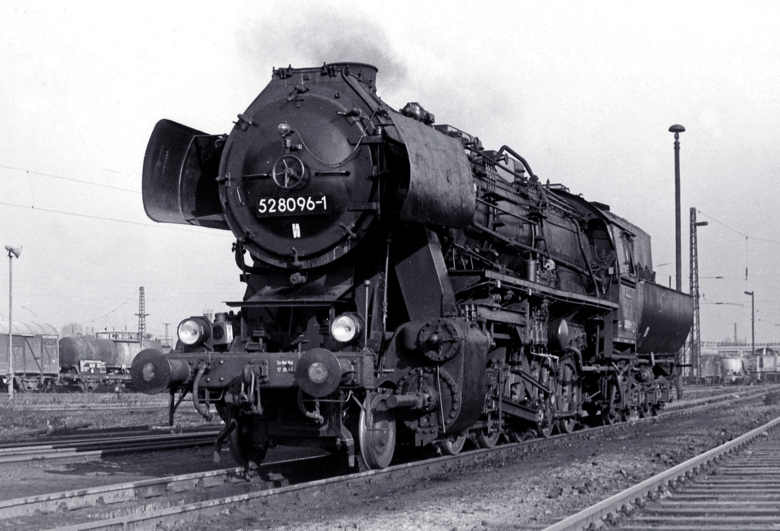 52 8096-1 im Bw Engelsdorf  Sommer 1987 