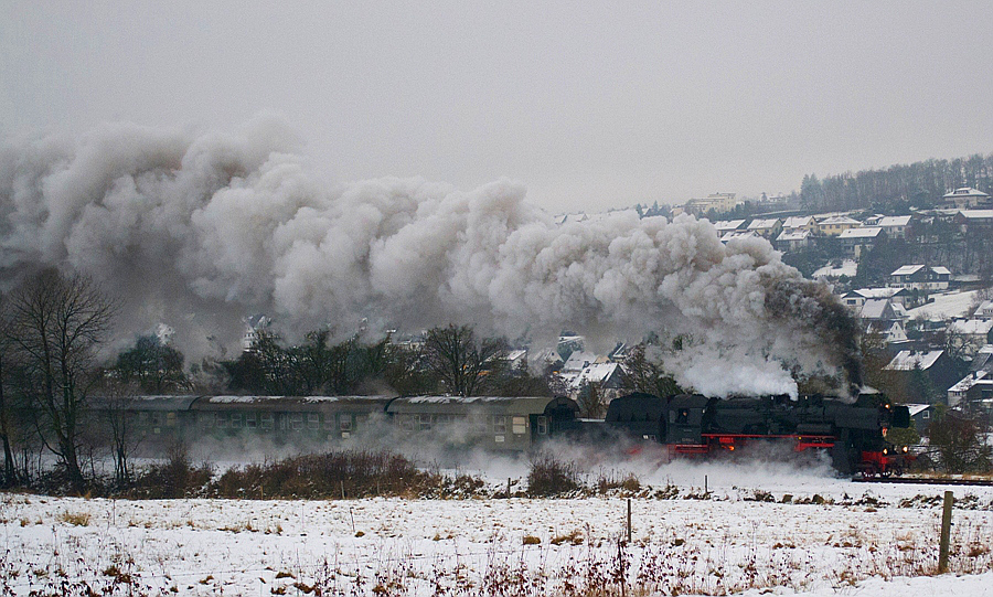 52 8134-0 im Winter unter Volldampf auf der Hellertalbahn bei Zeppenfeld