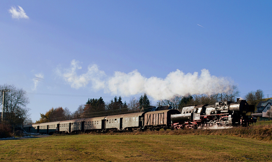 52 8134-0 mit Dampfsonderzug im Streiflicht bei Hilchenbach-Lützel