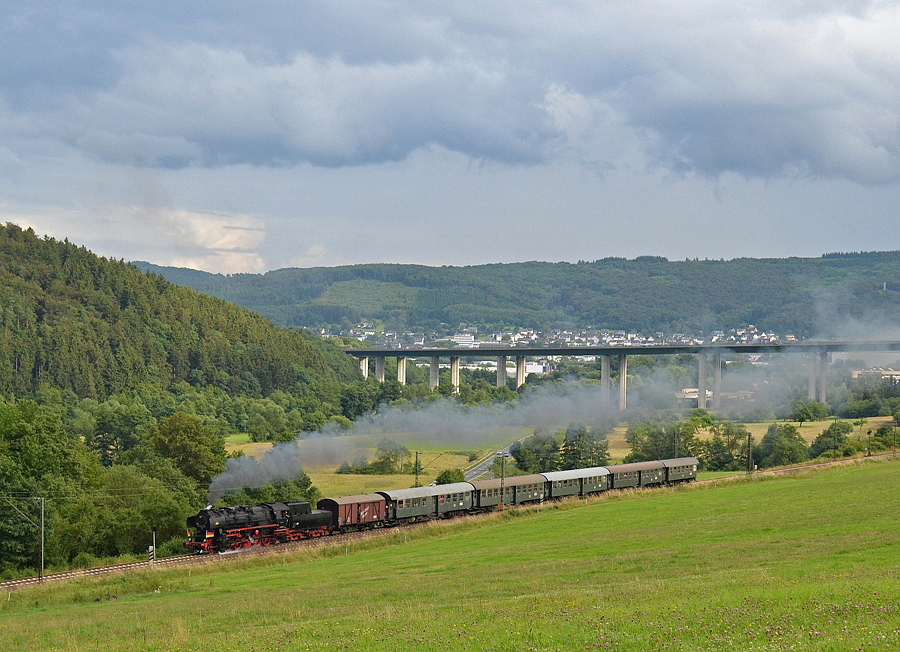 52 8134-0 mit Sonderzug und aufziehendem Gewitter bei Haiger-Rodenbach