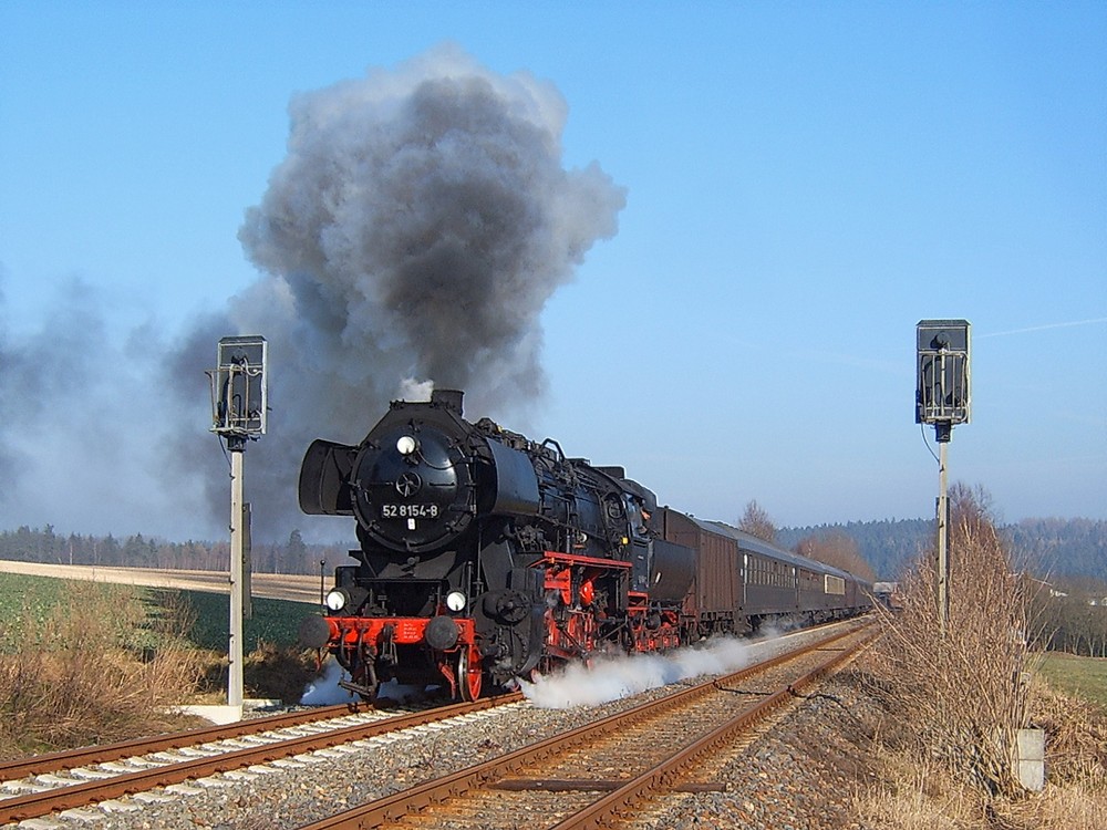 52 8154 mit IGE-Sonderzug ( DPE 92911 ) bei der Ausfahrt aus Raun/Vogtland (21.02.07)