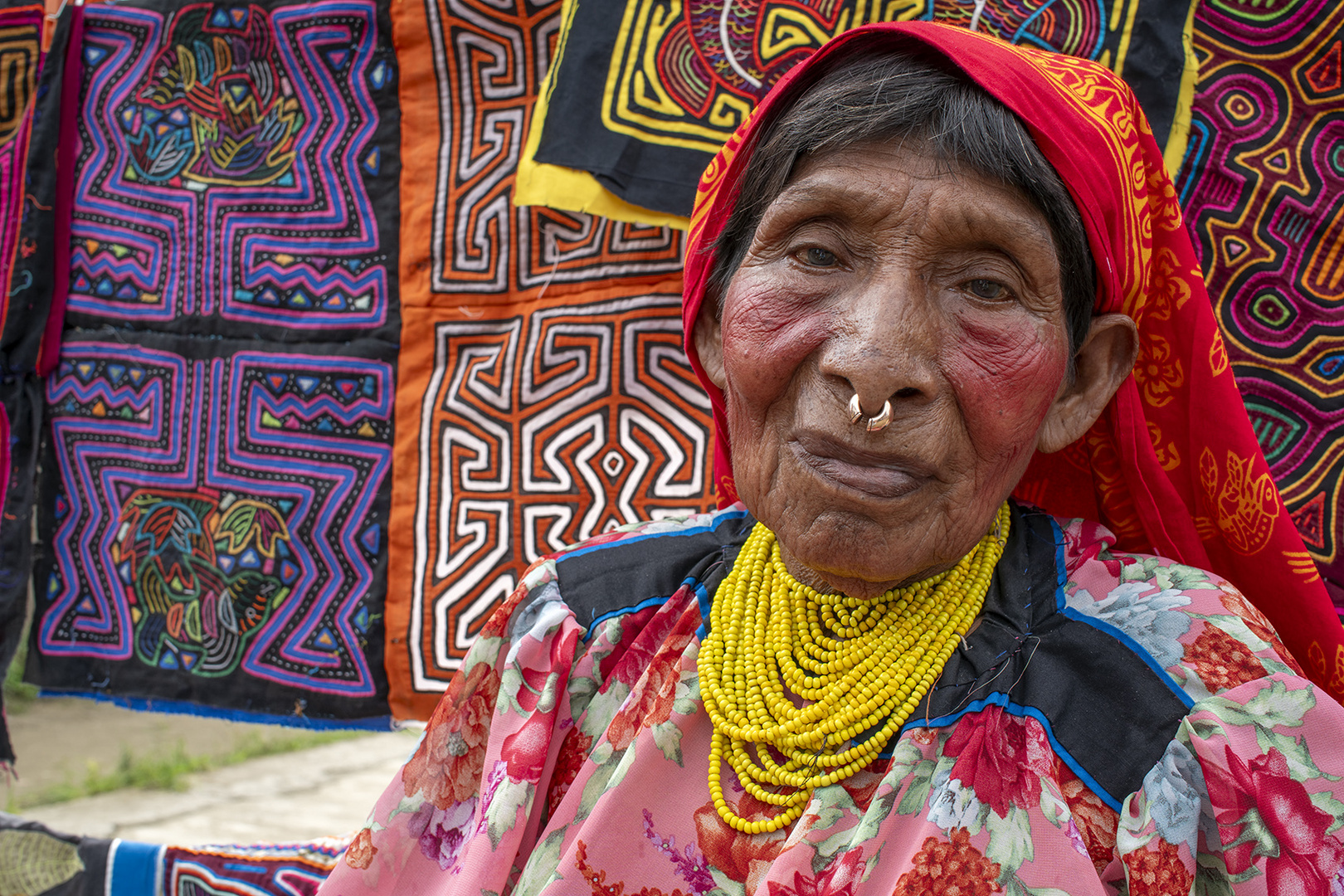 5264SC Portrait einer indigenen Frau auf Insel Panama