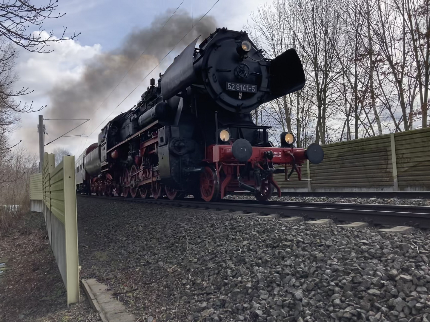 528141-5 nimmt Fahrt auf