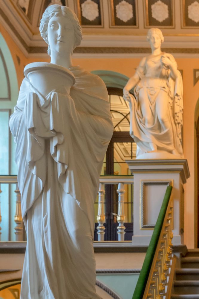 537 Statuen im Haupttreppenhaus