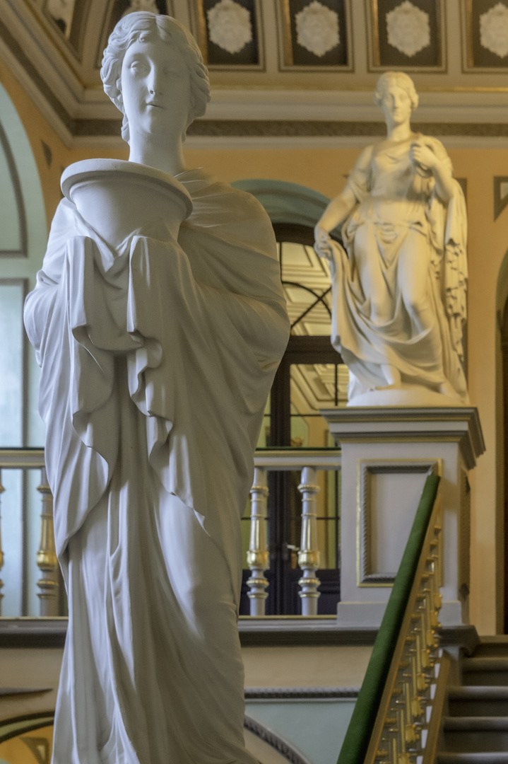 537 Statuen im Haupttreppenhaus