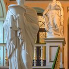 537 Statuen im Haupttreppenhaus
