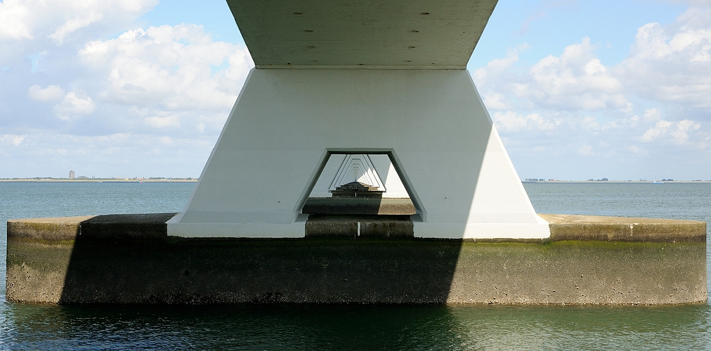 54 Pfeiler hat die Zeelandbrug (Seelandbrücke bzw.»Zeeland-Brücke«) sie ist mit über 5 km...