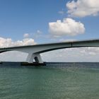 54 Pfeiler hat die Zeelandbrug (Seelandbrücke bzw.»Zeeland-Brücke«) sie ist mit über 5 km...