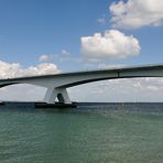 54 Pfeiler hat die Zeelandbrug (Seelandbrücke bzw.»Zeeland-Brücke«) sie ist mit über 5 km...