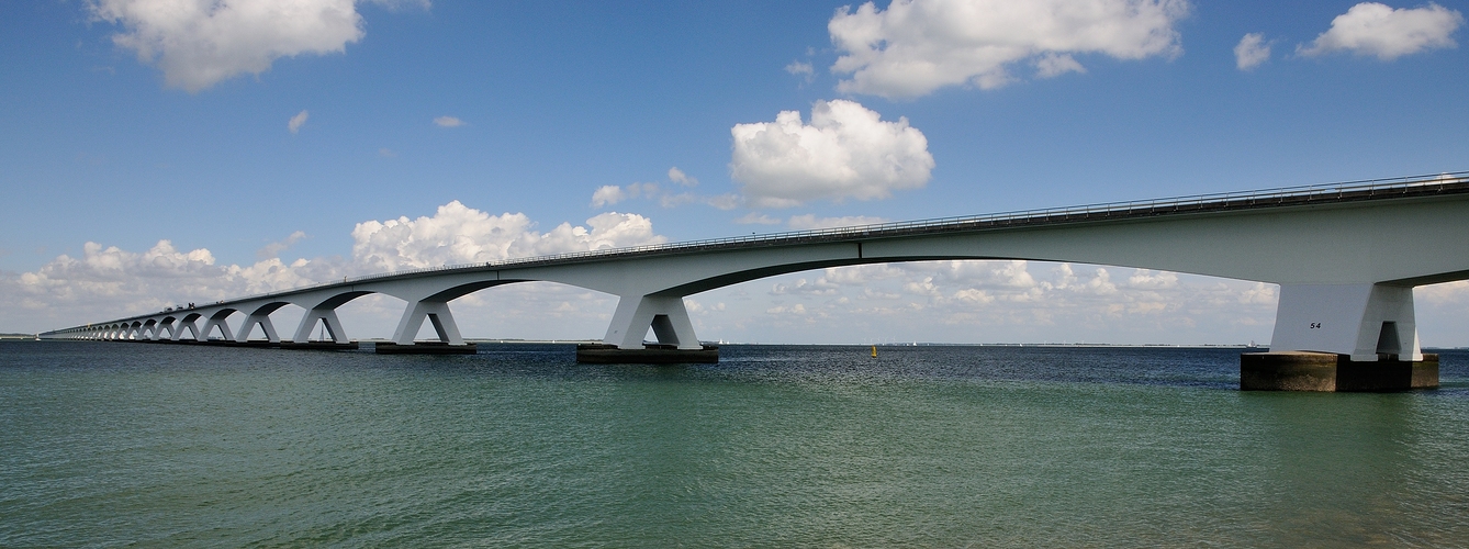 54 Pfeiler hat die Zeelandbrug (Seelandbrücke bzw.»Zeeland-Brücke«) sie ist mit über 5 km...