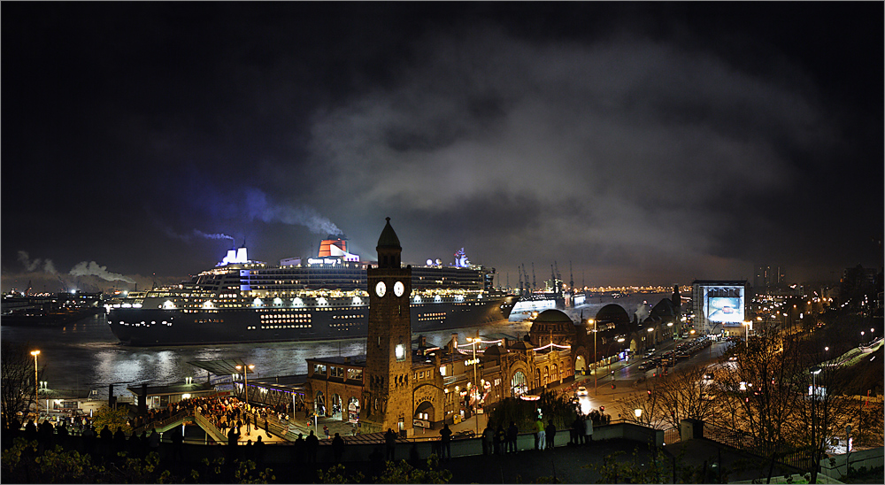 545 - QM2 hinter Landungsbrücken