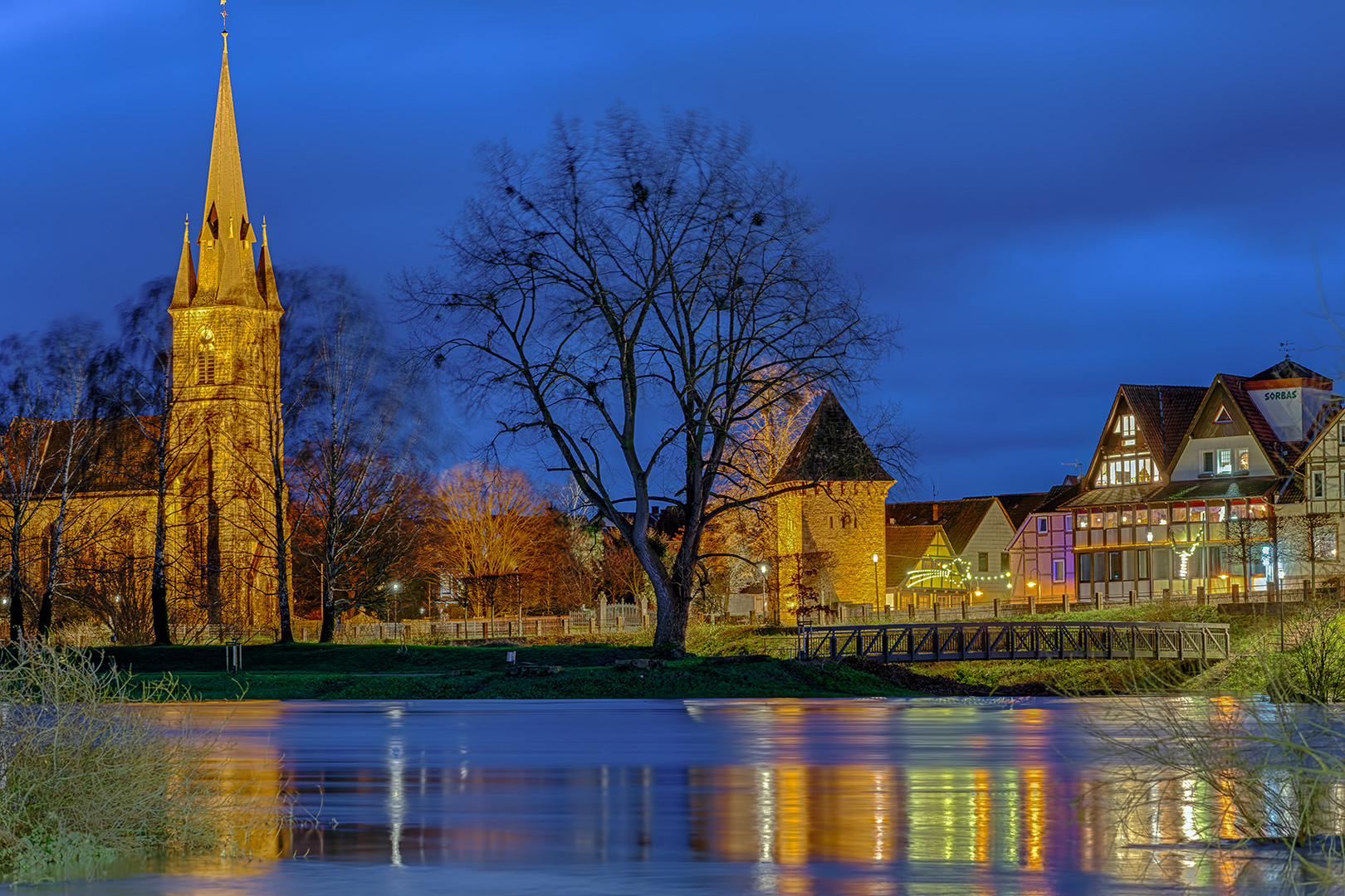 5464SC-67SC Überschwemmung der Weser Kirche und Wehrturm beleuchtet in Rinteln