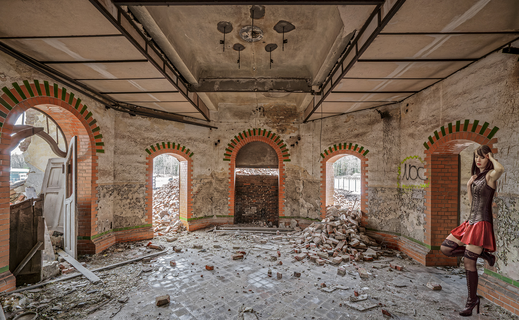 5475SC Kohlenkirche Innen mit Sarah Georgschacht Stadthagen Deutschland 