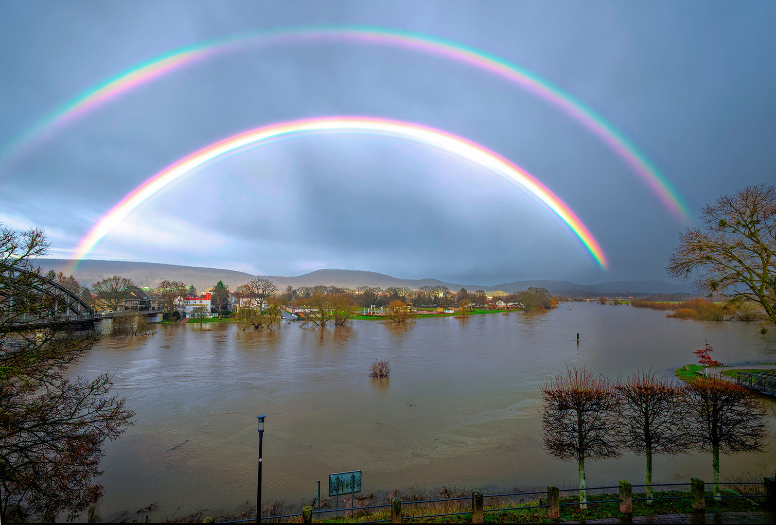 5498SC Doppelter Regenbogen bei Hochwasser in Rinteln an der Weser