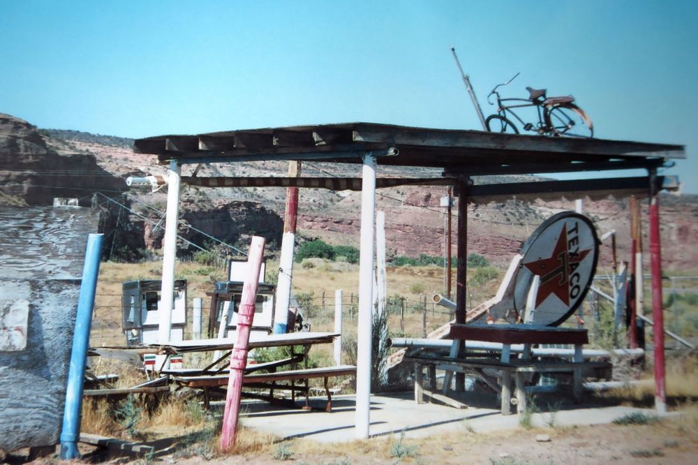 Tankstelle verwildert de Fotokorrespondent 