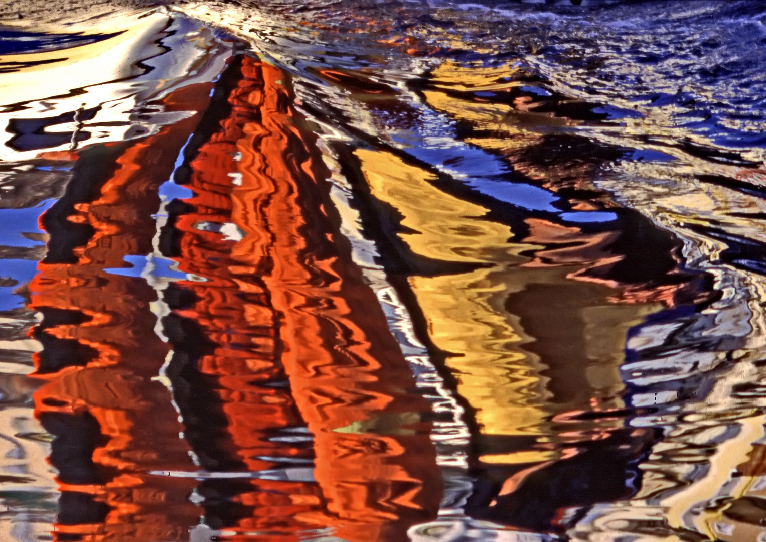 552....reflet dans le sillage d'un bateau à Sète