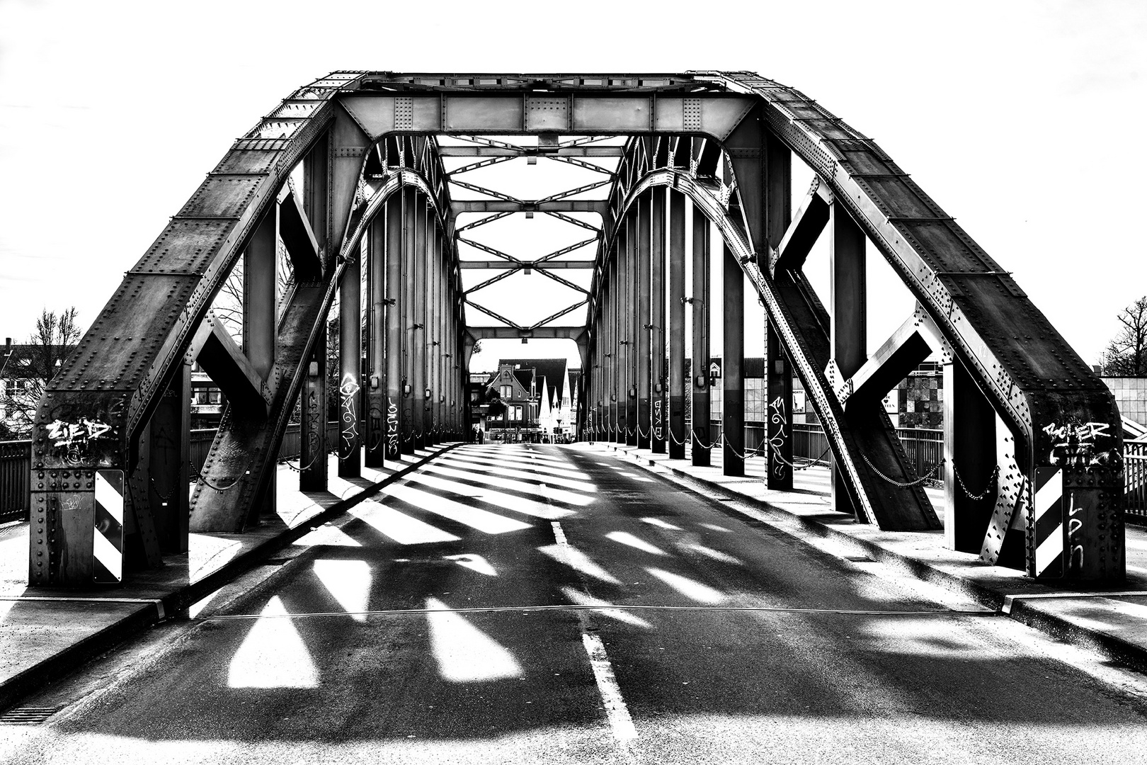 5546TZ Weserbrücke Rinteln Licht und Schatten SW