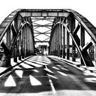 5546TZ Weserbrücke Rinteln Licht und Schatten SW