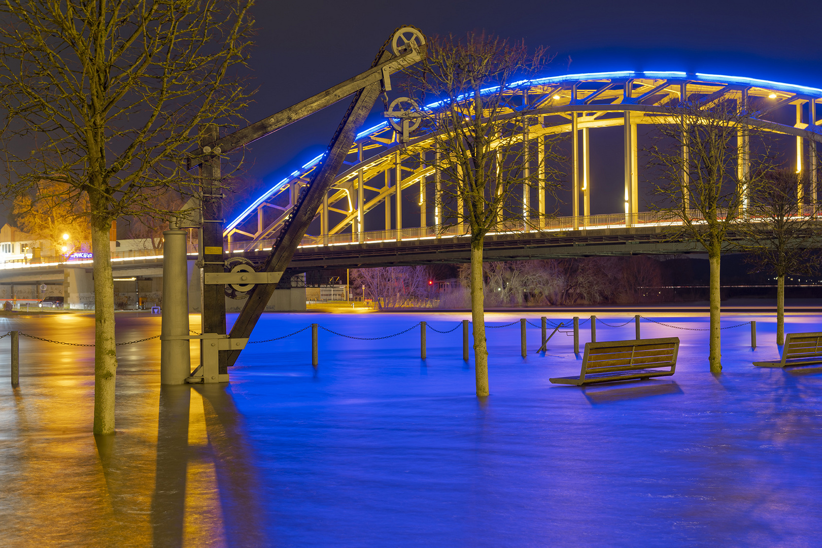 5556TZ Weserüberflutung mit alten historischen Weserkran Rinteln Nacht