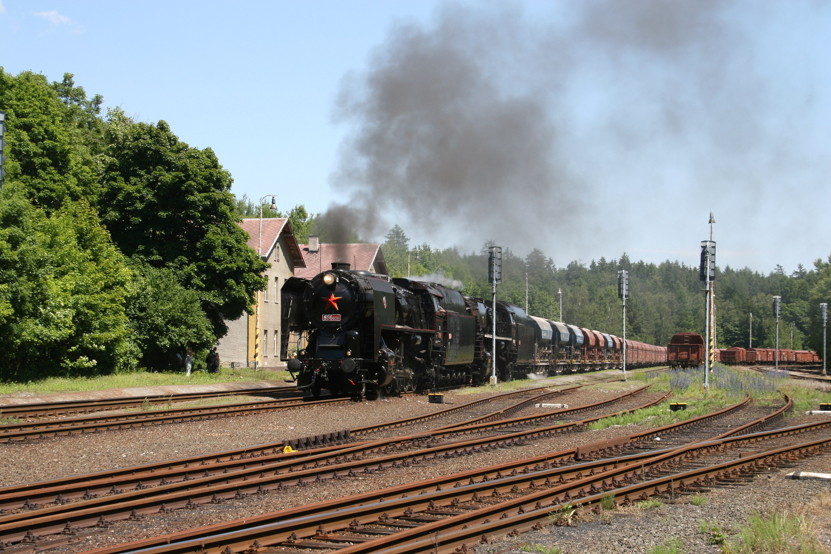 556 036 und 556 0506 im Bahnhof Kamenne Zehrovice