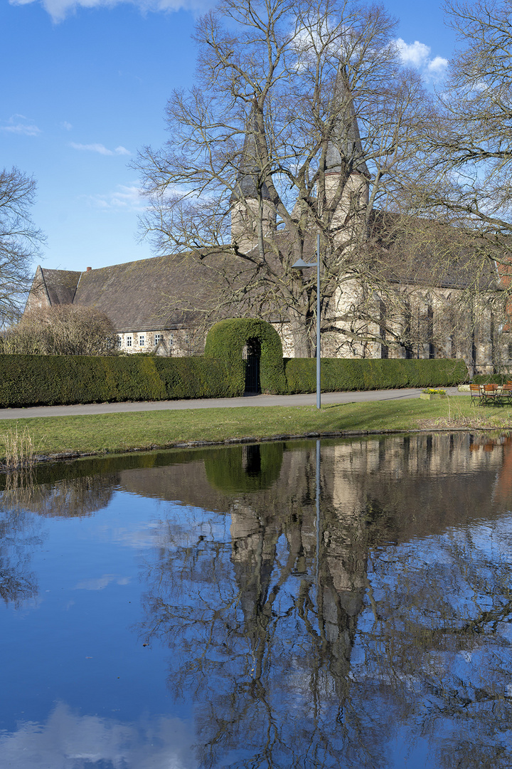 5615TZ Kloster Möllenbeck mit Spiegelung im Teich