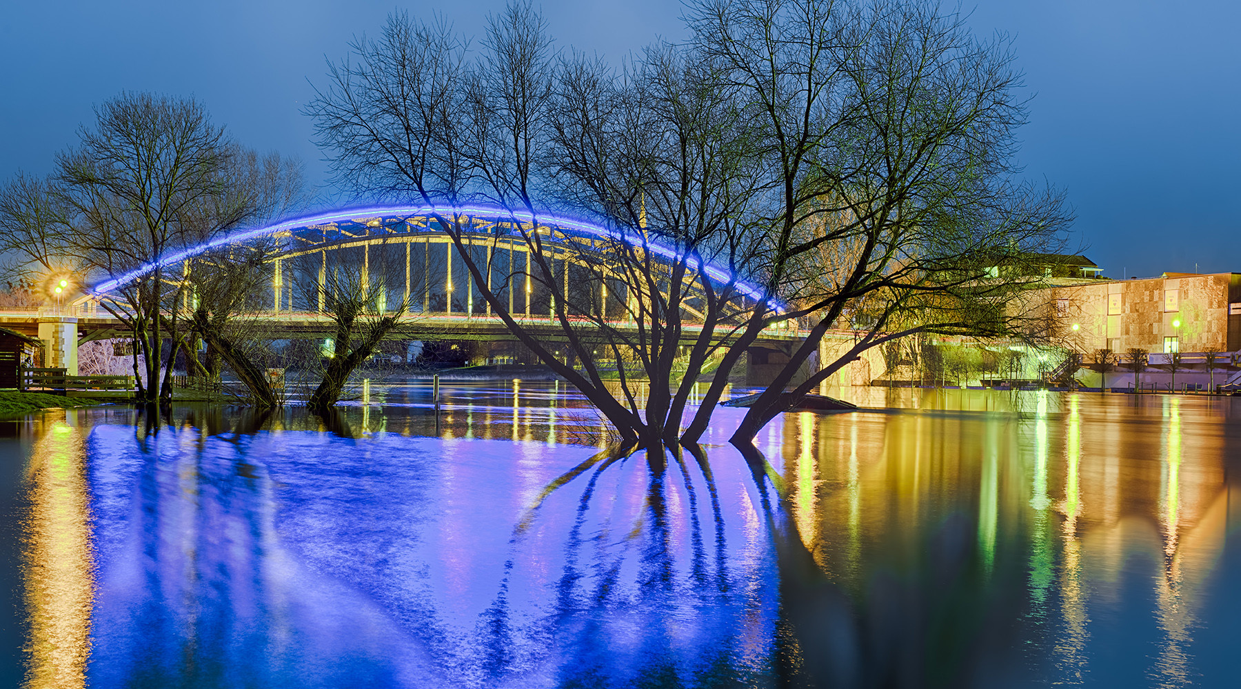 5755S-61S Rinteln Weiden mit Weserspiegelung Brücke  beleuchtet Hochwasser