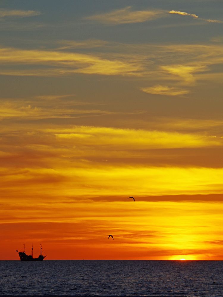 Divine Sunset At The Beach von Allygraphy 