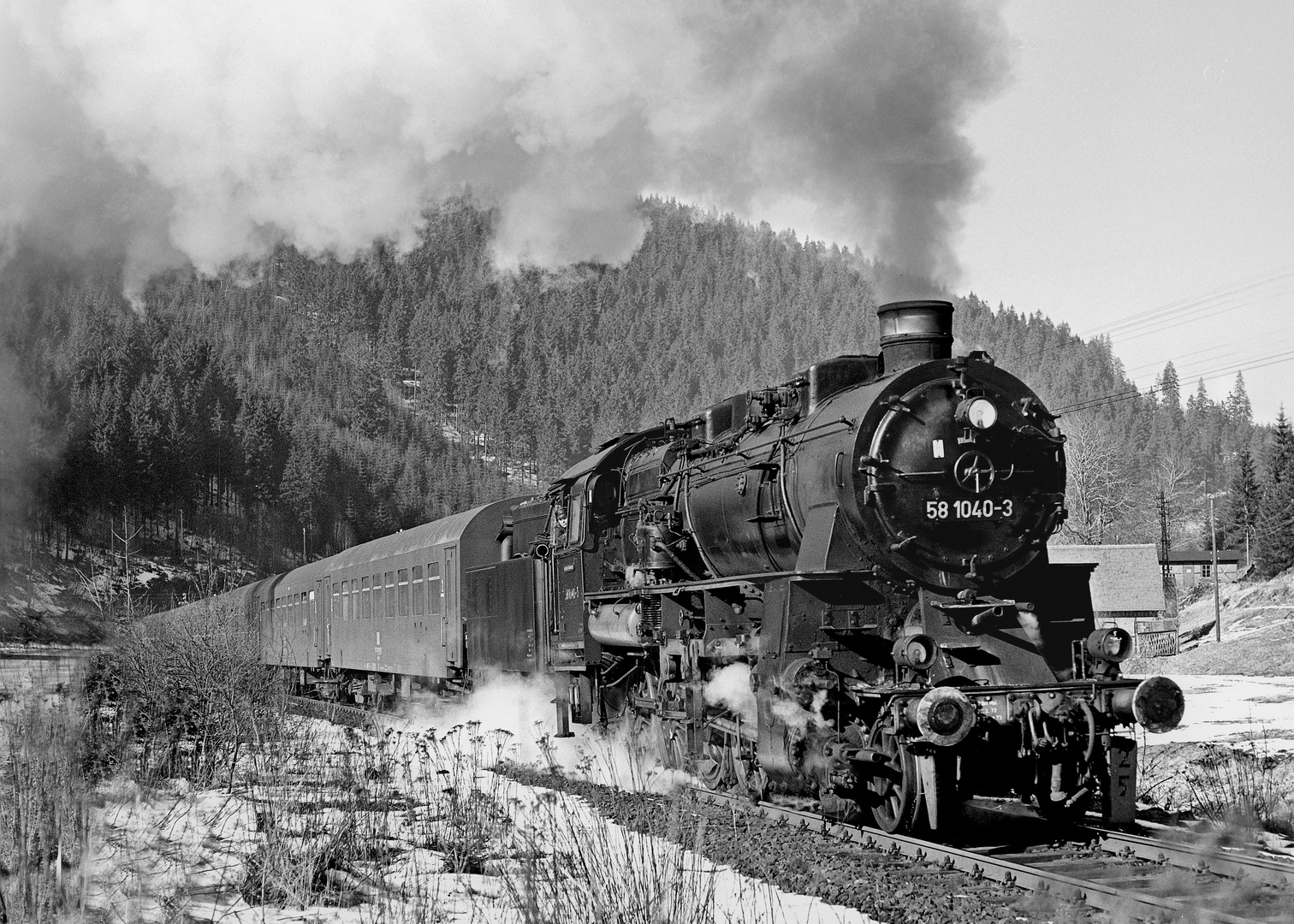 58 1040 mit Personenzug nahe Johanngeorgenstadt, Februar 1975