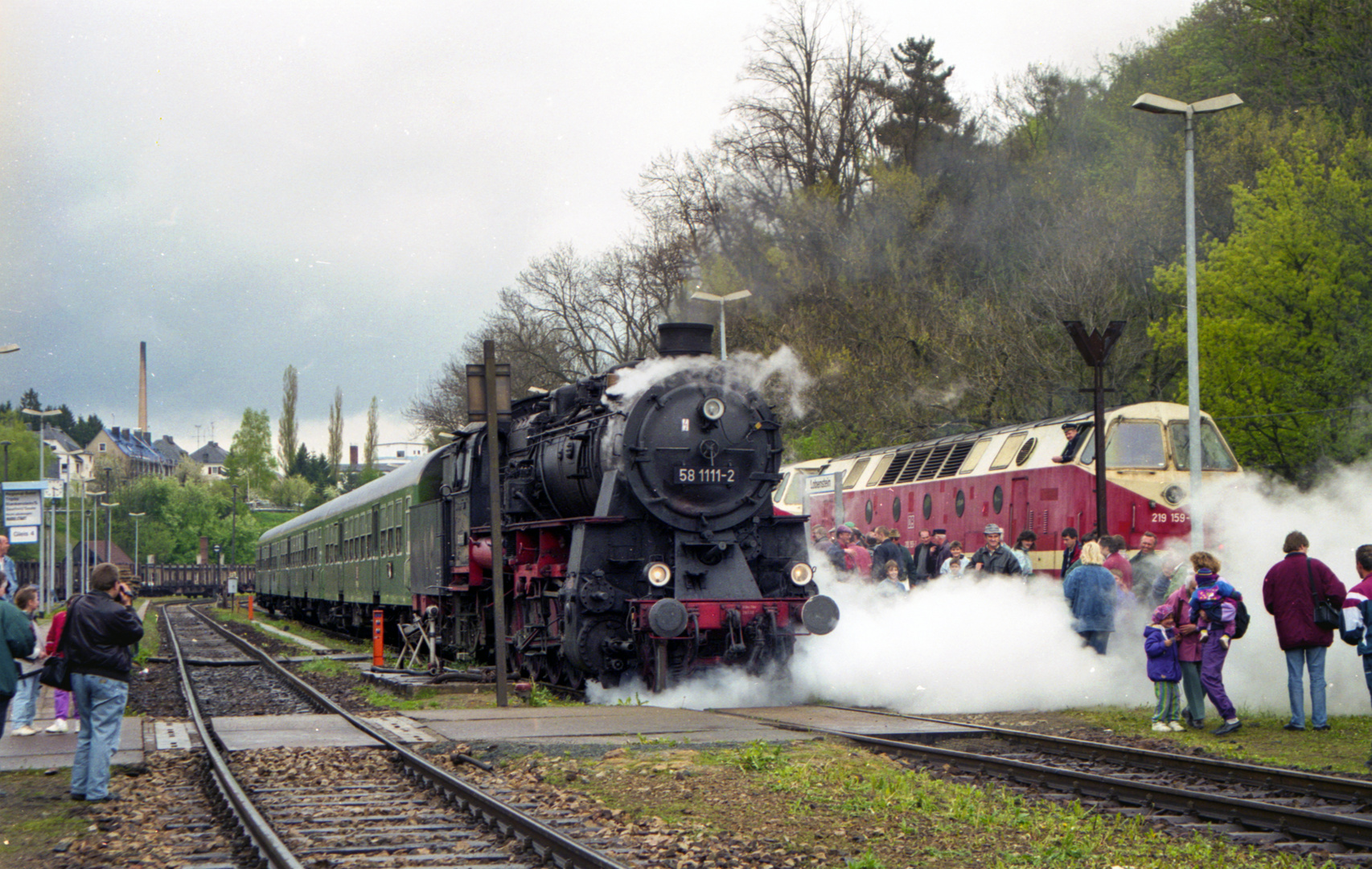 58 1111-2 und U-Boote am Bahnhof Lobenstein 