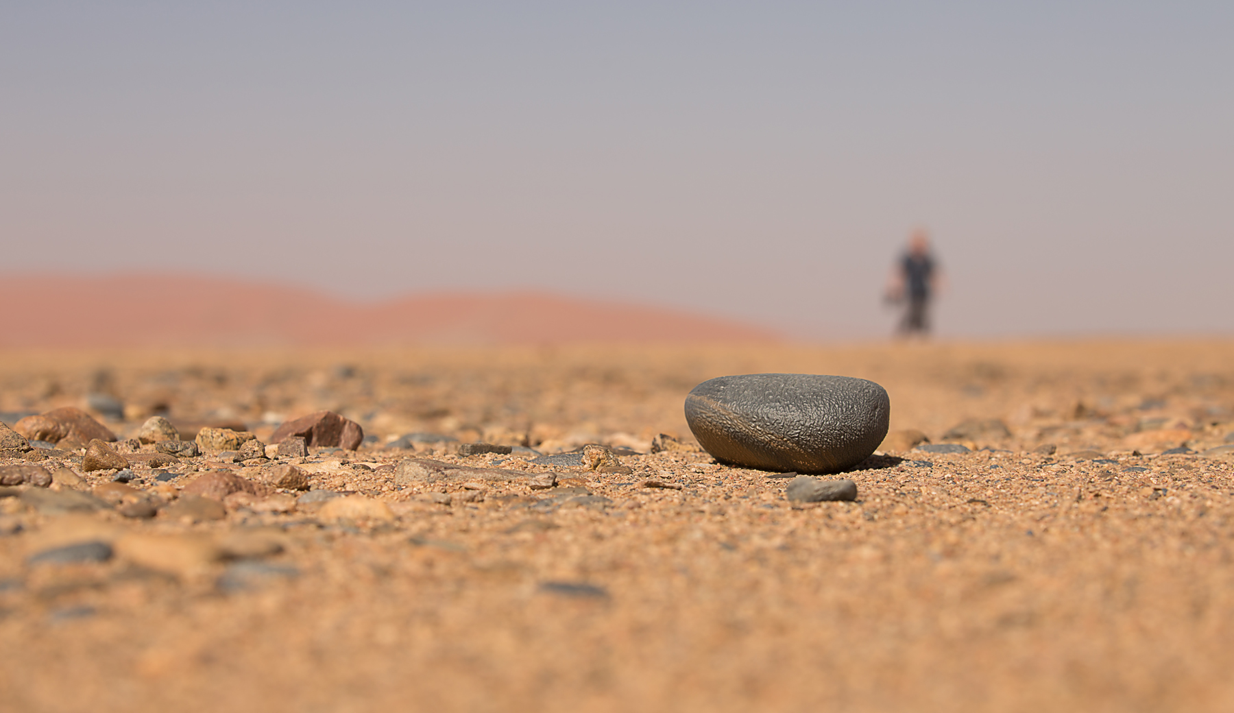 58 - Namibia - Nur ein Stein in der Wüste...