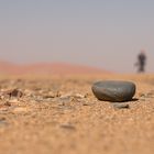 58 - Namibia - Nur ein Stein in der Wüste...