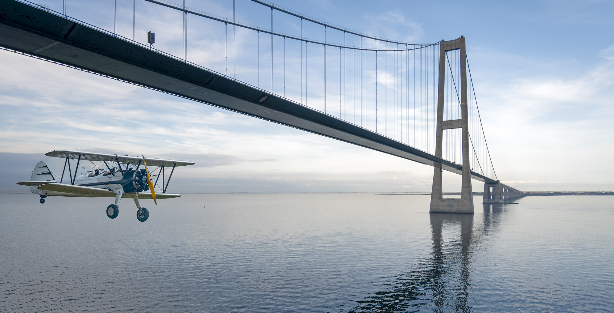 5808SC  Doppeldecker Boing Stearman unter der Storebæltsbroen ) Ostsee