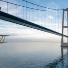 5808SC  Doppeldecker Boing Stearman unter der Storebæltsbroen ) Ostsee