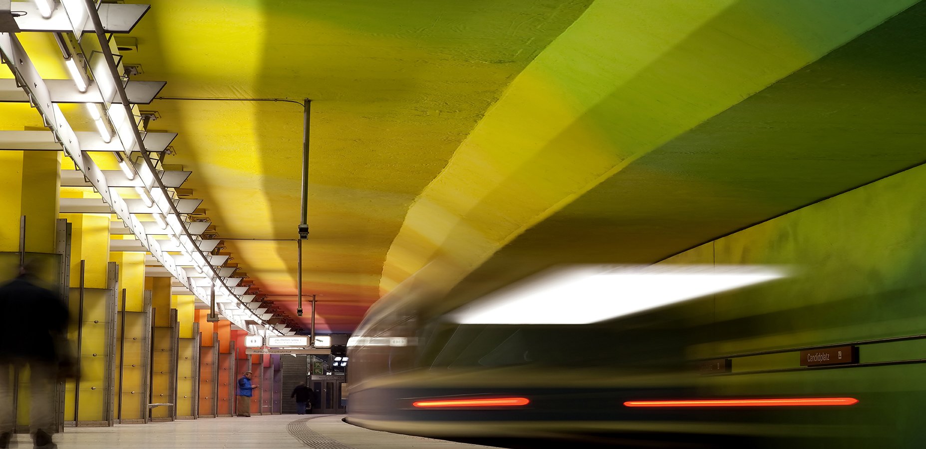 5884C Colours underground in motion 