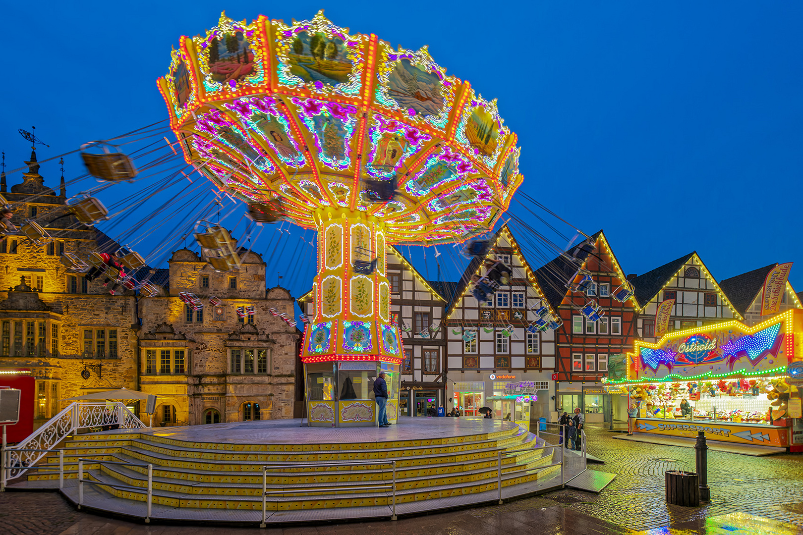 5897T Messe am Abend im Regen Marktplatz  Rinteln