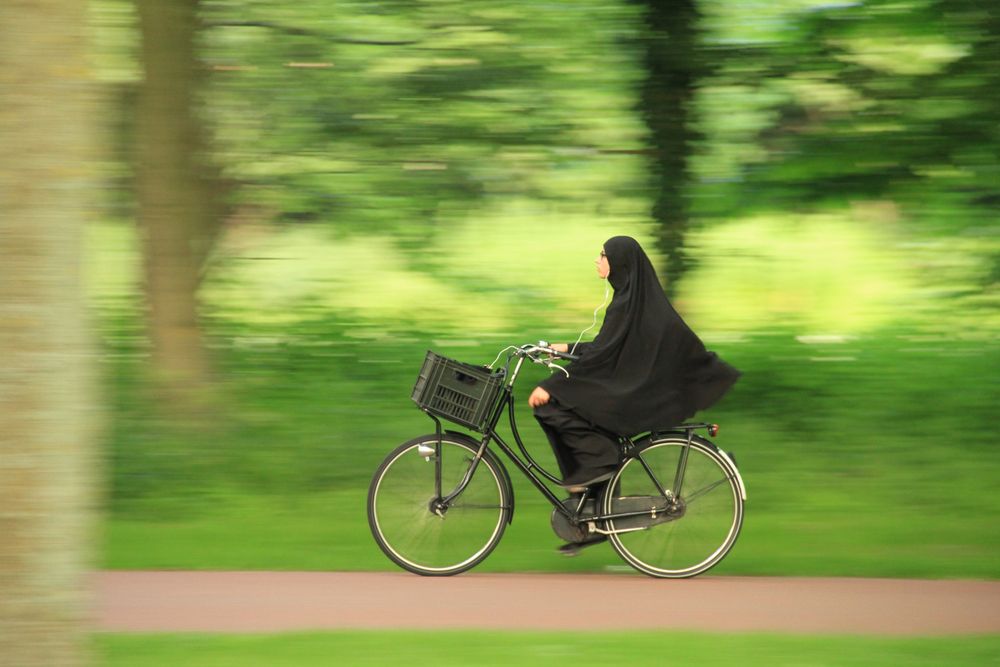 Fahrradfahrerin in Amsterdam von Bernd Karrer