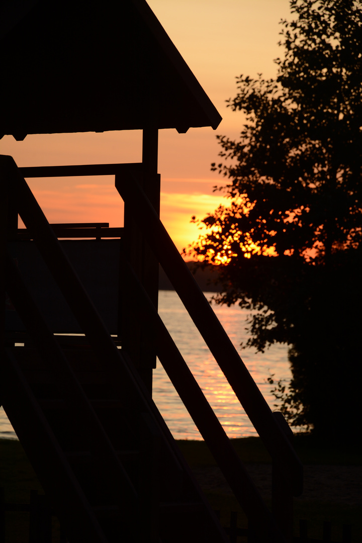 592altes holzgerüst am see