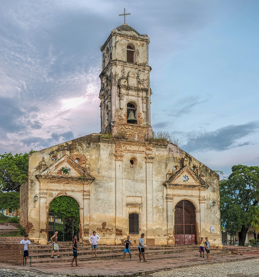 5977P Trinidad Cuba Street spielende Jugendliche vor Kirche