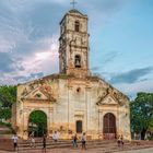 5977P Trinidad Cuba Street spielende Jugendliche vor Kirche