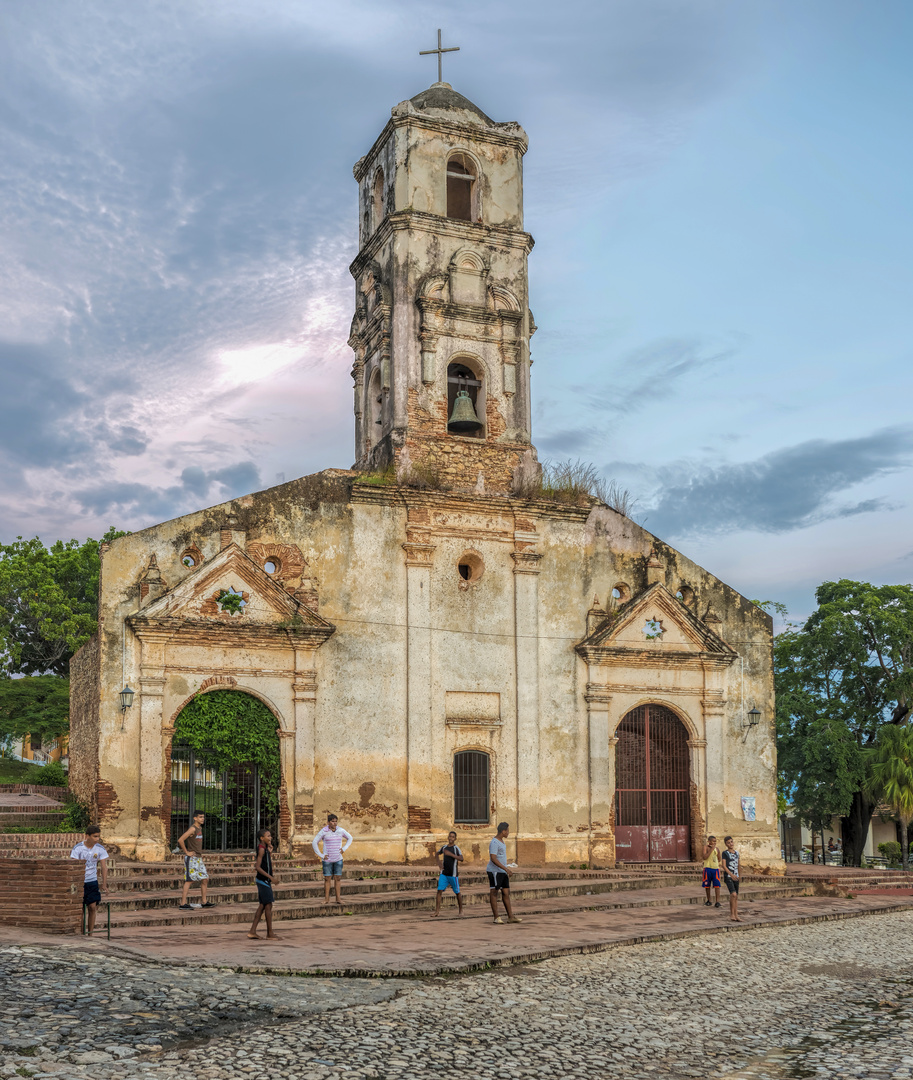 5977P Trinidad Cuba Street spielende Jugendliche vor Kirche