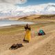 Heilige Sttten des Buddhismus - Niederwerfung, Manasarovar-See, Tibet.